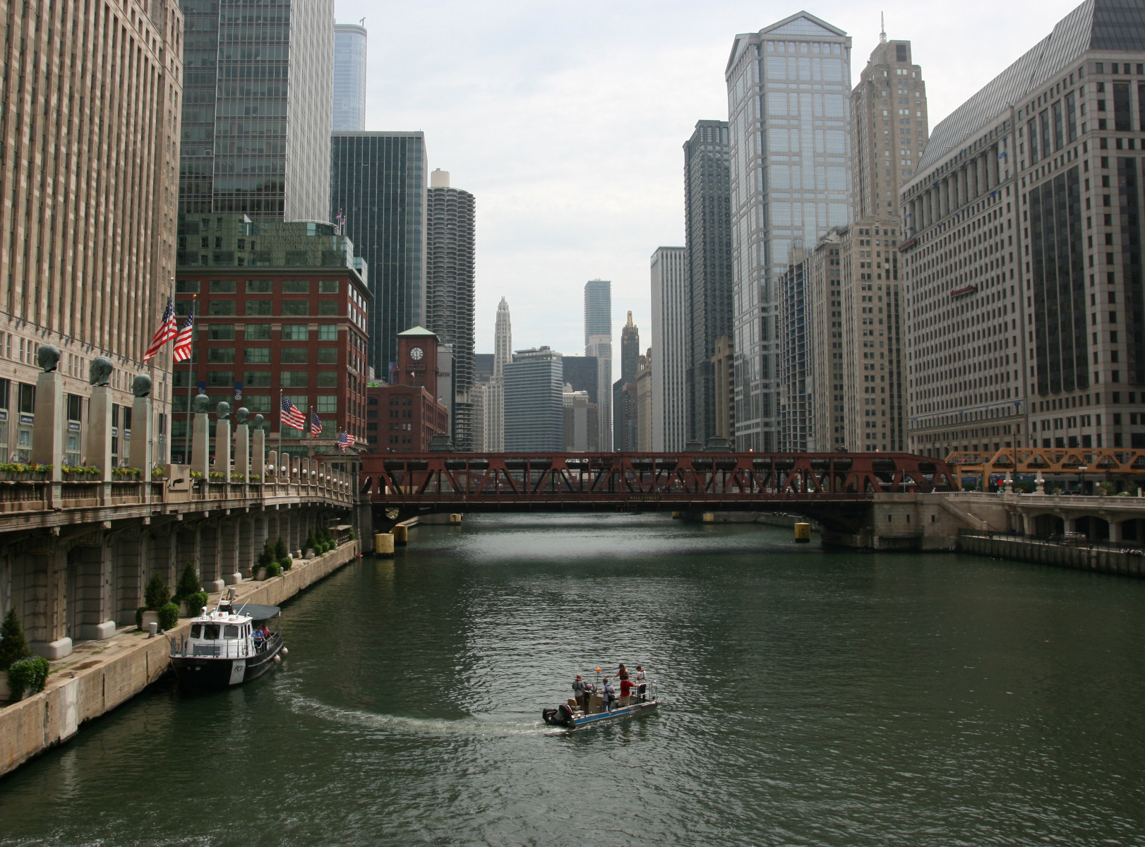 Biological sampling on the Chicago River (Credit: Metropolitan Water Reclamation District of Greater Chicago)