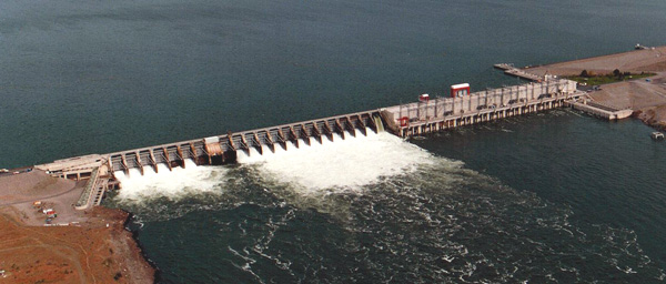 The Priest Rapids Dam at the upper end of the Hanford Reach controls flows there, potentially impacting Chinook salmon redds (Credit:  National Oceanic and Atmospheric Administration, via Wikimedia Commons)