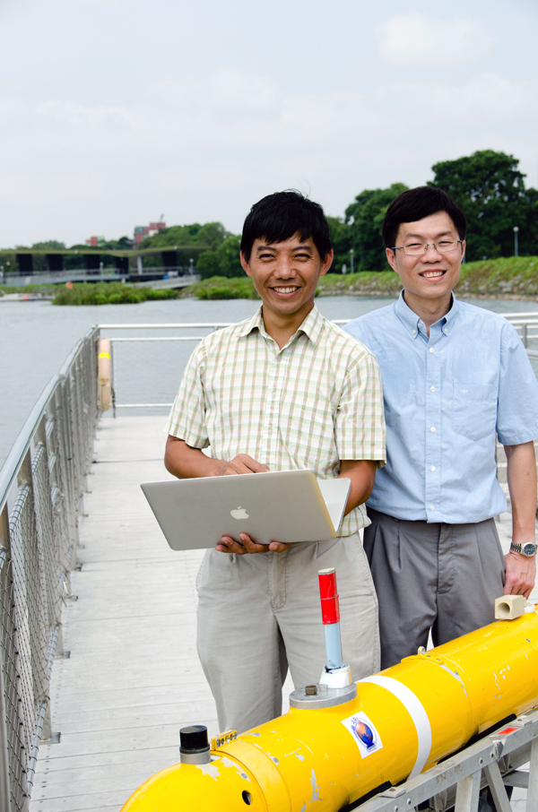 Koay Teong Beng, research associate at Tropical Marine Science Institute (left), and Kelvin Ng Chee-Loon, research scientist at Singapore-MIT Alliance for Research and Technology Center for Environmental Sensing and Modeling (right), launch the LEDIF within an autonomous underwater vehicle. (Credit: Singapore-MIT Alliance for Research and Technology)