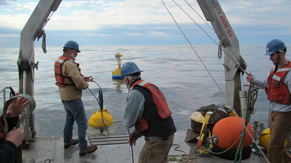 Feeding cable to the ESP and buoy (Credit: Woods Hole Oceanographic Institution)
