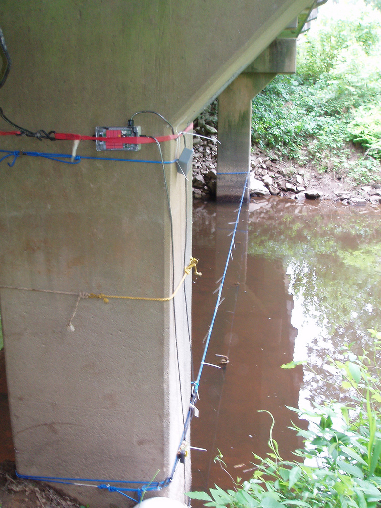 A PIT antenna installed on a bridge detects tagged fish (Credit: Joshua Raabe, via Flickr)