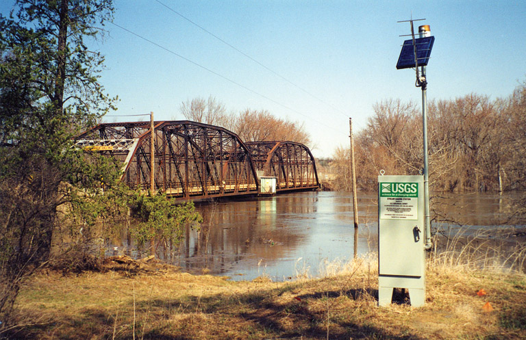 USGS Minnesota stream gauge during 2001 spring flood (Credit: Eric S. Wakeman/USGS).