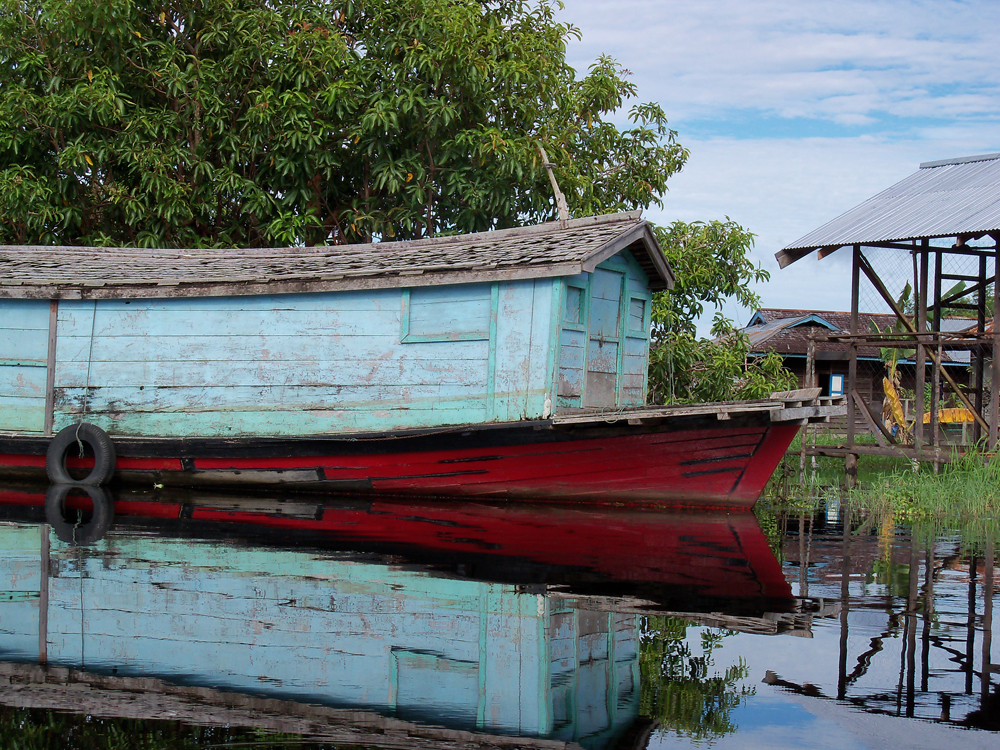 A houseboat in West Kalimantan, Indonesian Borneo. (Credit: Kimberly Carlson)