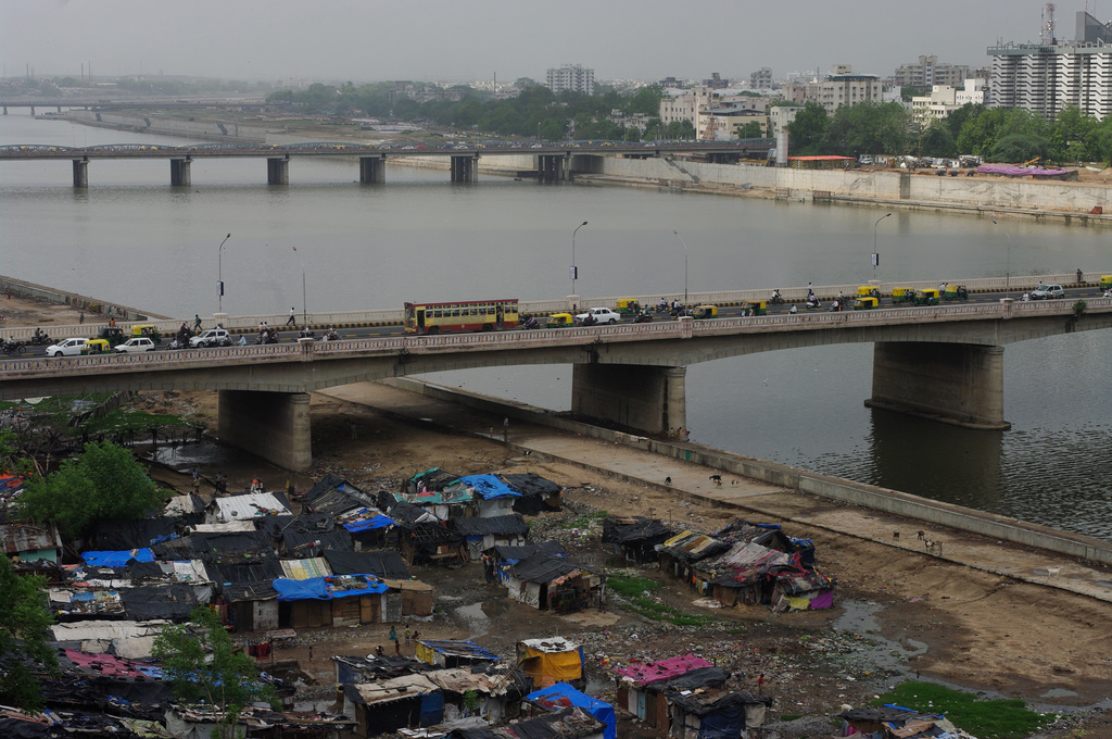 The Sabarmati River, one of the most polluted in India, flows through the city of Ahmedabad. (Credit: Emmanuel DYAN, via Flickr/via CC BY 2.0)