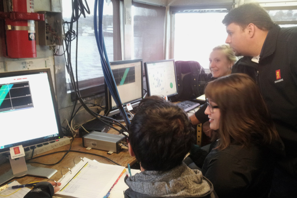 Tony Dahlheim and students look at the sonar scans. (Credit: University of Washington)