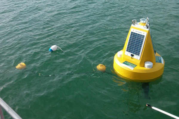 Buoys at three Niagara Region beaches collect real-time water quality data to drive predictive E. coli level models. (Credit: Doug Nguyen)
