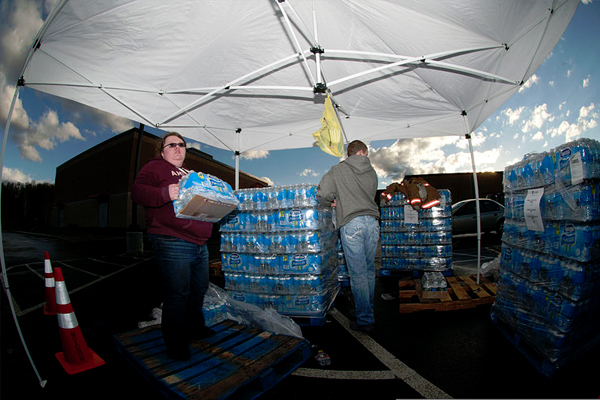 The West Virginia National Guard helped distribute drinking water to residents affected by the spill. (Credit: Staff Sgt. De-Juan Haley / Department of Defense)
