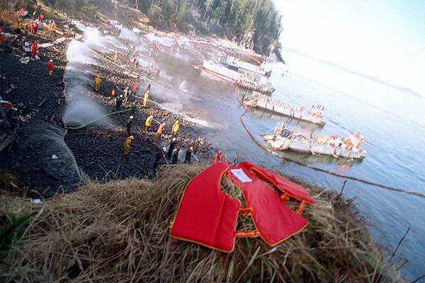 The aftermath of the massive oil spill from the Exxon Valdez included extensive cleanup efforts as well as some policy changes. (Credit: U.S. Navy)