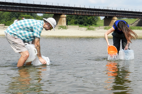 Silvia Newell (right) and Lee Slone collect water samples upstream of an impoundment on the Lower Great Miami River. (Credit: Nate Christopher / Fondriest Environmental)