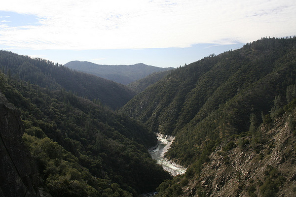 The Feather River flows through a valley near Feather Falls, California. (Credit: Justin Rocha via Creative Commons 2.0)