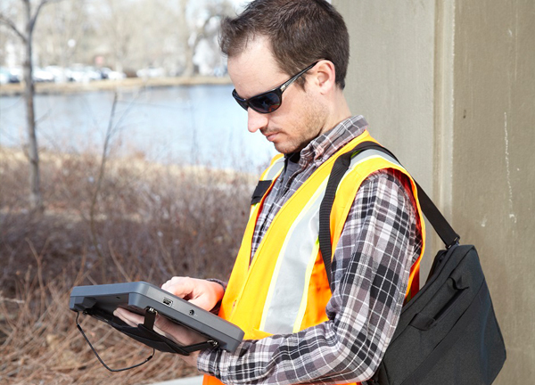 Hand straps and carrying cases are available as accessories with the Trimble Kenai. (Credit: Trimble)