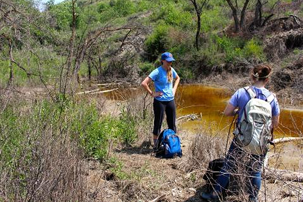 Duke University students sample water and soil. (Photo: Avner Vengosh / Duke University)