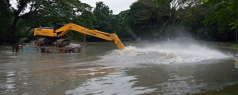 Dredging project underway at Kings Lake. Photo Credit: Biswarup Ganguly via Wikimedia Commons