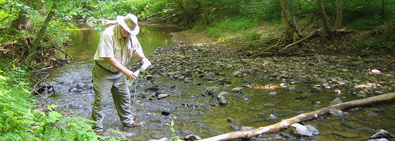 Stream monitoring volunteer working with the Loudoun Wildlife Conservancy (Credit: TrailVoice, via Flickr)
