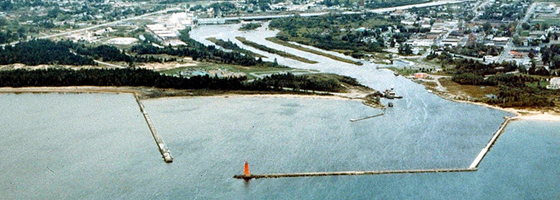 lake michigan / Aerial view of the Manistique River and harbor (Credit: U.S. Army Corps of Engineers, Wikimedia Commons)