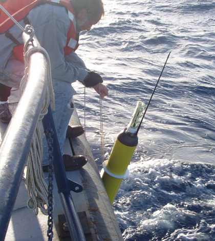 Pete Liarkos of WHOI deploys a float from the R/V Knorr. (Credit: NOAA)