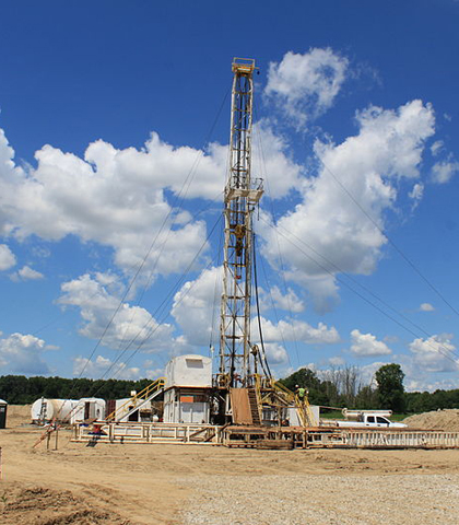 Oil rig in Saline Township, Michigan (Credit: Dwight Burdette, Wikimedia Commons)