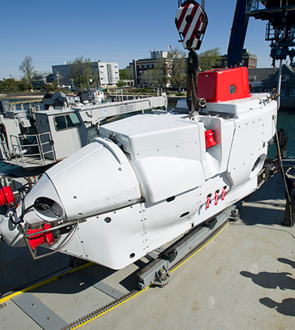 Upgraded HOV Alvin was loaded onto R/V Atlantis at the WHOI dock on May 13, 2013. (Tom Kleindinst/Woods Hole Oceanographic Institution)