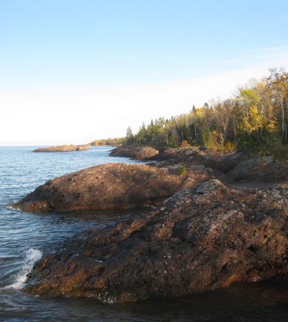 Coast of Lake Superior (Credit: Richie Diesterheft, Wikimedia Commons)