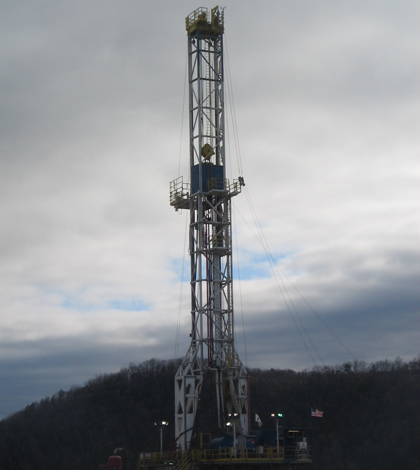 Gas drilling rig in the Marcellus Shale Formation in Pennsylvania (Credit: Ruhrfisch, Wikimedia Commons)