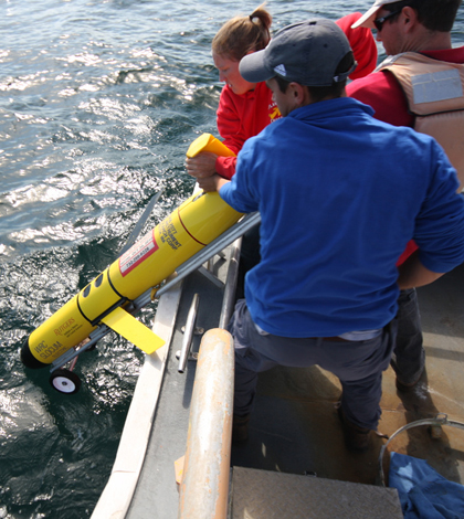 A Rutgers crew deploys a glider in the Atlantic Ocean (Credit: Rutgers University)