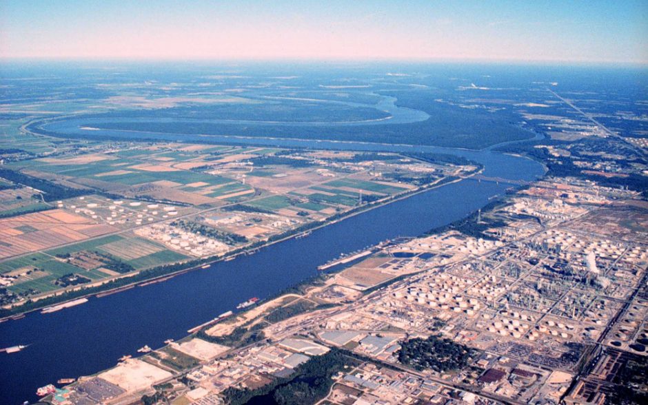 An aerial photo of the Mississippi where it flows through Baton Rouge (Credit: USGS)