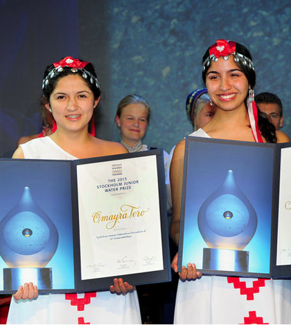 Chilean team members Omayra Toro and Naomi Estay receive the 2013 Stokholm Junior Water Prize. (Credit: Cecilia Östberg, Exray.)
