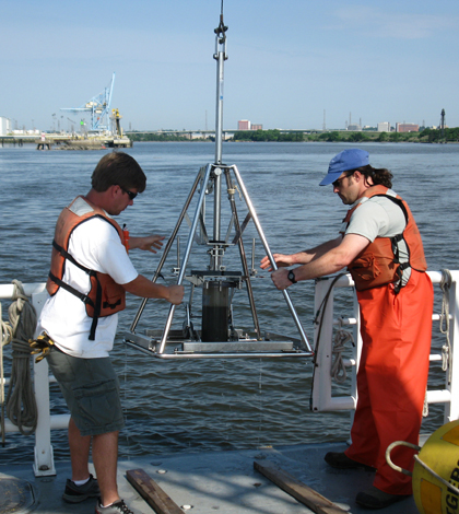 Technicians collecting riverbed sediment samples in the Delaware Estuary. (Credit: University of Delaware)