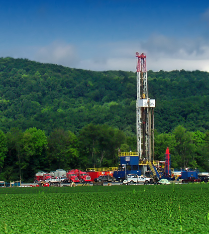 Natural gas drilling in Lycoming County, Penn. (Credit: Rig, via Wikimedia Commons)