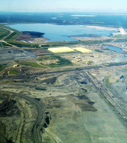 Oil sands mine site in Alberta (Credit: TastyCakes, via Wikimedia Commons)