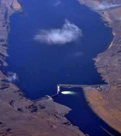 Aerial view of Wanapum Dam (Credit: Joe Mabel, via Wikimedia Commons)