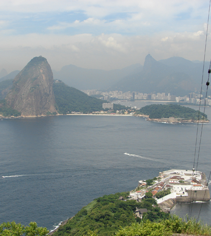 Santa Cruz fort and the opening of the Guanabara Bay (Credit: Zimbres, via Wikimedia Commons)