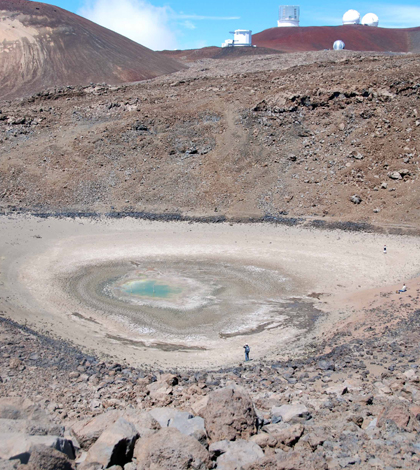 Lake Waiau in September 2013, nea a record low before rebounding in the winter (Credit: USGS Hawaiian Volcano Observatoty)