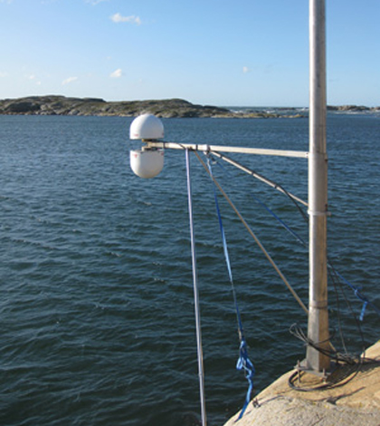 The GNSS tide gauge at Onsala Space Observatory uses signals from satellite navigation systems like GPS to measure the sea level. (Credit: Johan Löfgren)