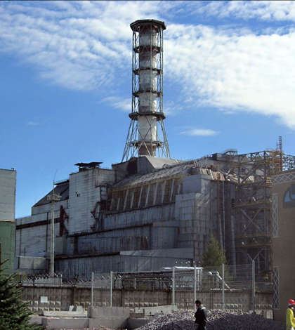 The Chernobyl reactor #4 building as of 2006, including the later-built sarcophagus and elements of the maximum-security perimeter. (Credit: Carl Montgomery, via Wikimedia Commons)