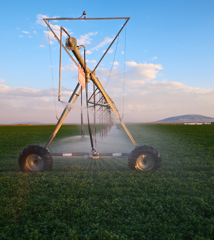 Center-pivot irrigation in the San Luis Valley (Credit: Michael Rael, via Flickr)
