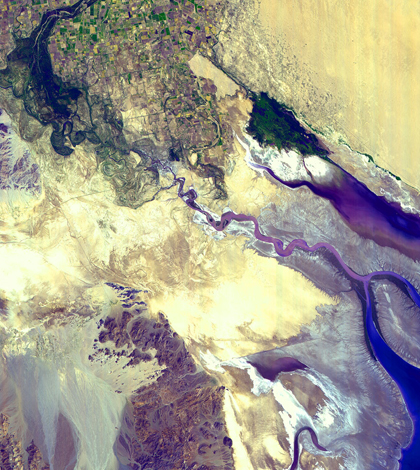 A satellite image of the Colorado River prevented from reaching its delta in 2000 (Credit: NASA/GSFC/MITI/ERSDAC/JAROS, and U.S./Japan ASTER Science Team)