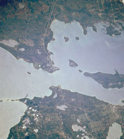 Straits of Mackinaw satellite image (Credit: NASA, via Wikimedia Commons)
