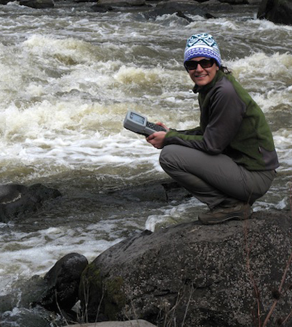 Allison Oliver on the banks of the Klamath River with a A YSI 556. (Courtesy: Allison Oliver)