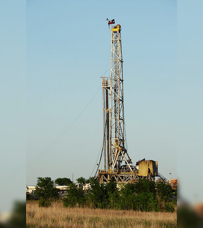 Gas drilling rig on the Barnett Shale in Texas (Credit: David R. Tribble)