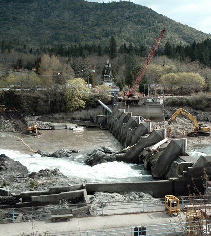Savage Rapids Dam removal on the Rogue River in Oregon (Credit: River Engineering & Restoration Lab)