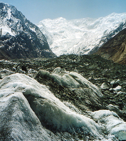 Near the Hopper glacier in the Himalayas (Credit: bongo vongo, via Flickr/CC BY-SA 2.0)