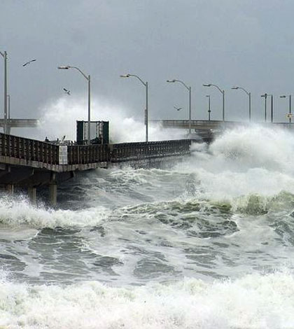 El Niño strikes a pier in Ocean Beach, California. (Credit: Jon Sullivan)