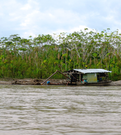 A small-scale gold mining operation docks along the Madre de Dios River in Peru in June 2013. (Credit: Sarah Diringer)