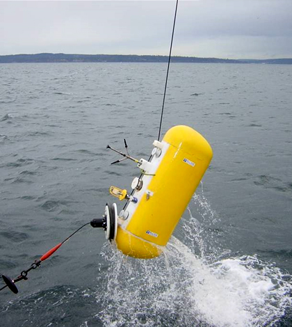 Deploying deep sea instruments to measure internal waves. (Credit: Matthew Alford)