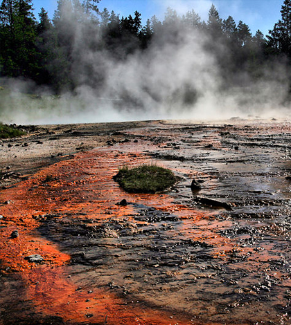 Silex spring is one of the many geothermal areas in Yellowstone National Park. (Credit: Brocken Inaglory/CC BY-SA 3.0)