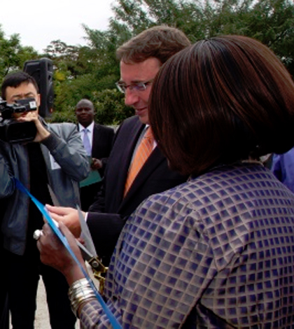 UNEP Executive Director, Achim Steiner, and Kenya's Cabinet Secretary for Environment, Judi Wakhungu, launch the pilot air quality monitoring system. (Credit: UNEP)