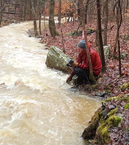 In-stream monitoring station at two different flow conditions. (Credit: Mary Tchamkina & Maggie Zimmer / Duke University)