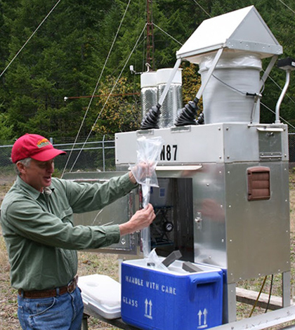 Monitoring sites like this one in Oregon maintained by the U.S. Forest Service collect precipitation samples which are then analyzed for mercury, sulfate, nitrate, and other pollutants. (Credit: Mark Brigham / U.S. Geological Survey)