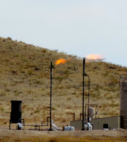 Oil and gas well flaring gas in northeast Colorado. (Credit: WildEarth Guardians via Creative Commons 2.0)